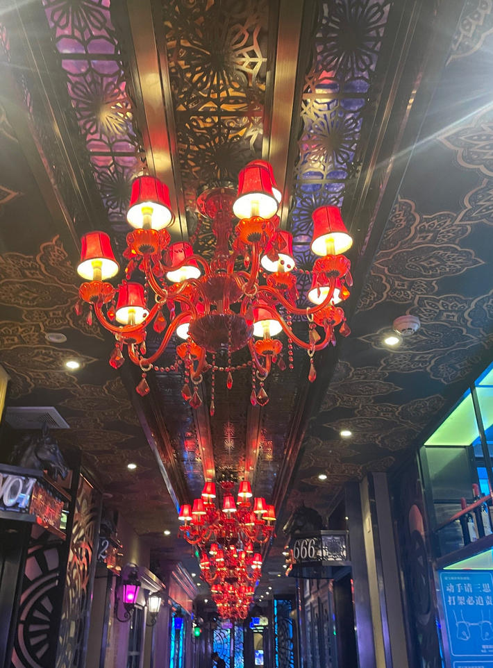 �Ͼ���һ�������Ƿ��ĳ��С������Ź��ڹ������������������������档�ܶ����ڰ����ѡ��ȥ��ű������¶��������ڣ�����ջ����Щ���������ξ��㡣��ҹĻ���ٱ���һ��֮������Ϊ�����ϸ����Ͼ��˴��������ktv�Ƽ���